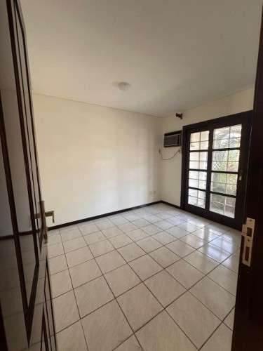 Barrio urbari – amplia casa en alquiler383243530