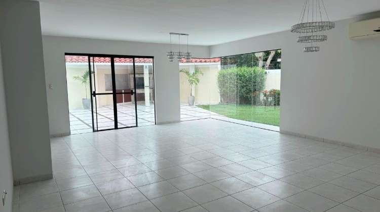 Amplia casa en alquiler en condominio picasso21993476