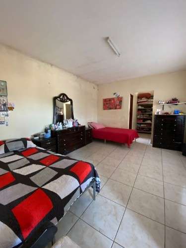 Casa en alquiler en zona av 3 pasos al frente1023971876