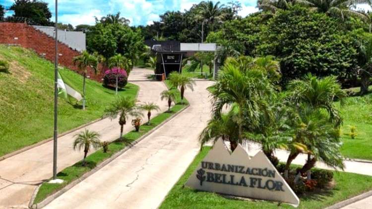 Urubó - terreno en venta en bella flor 1348379676