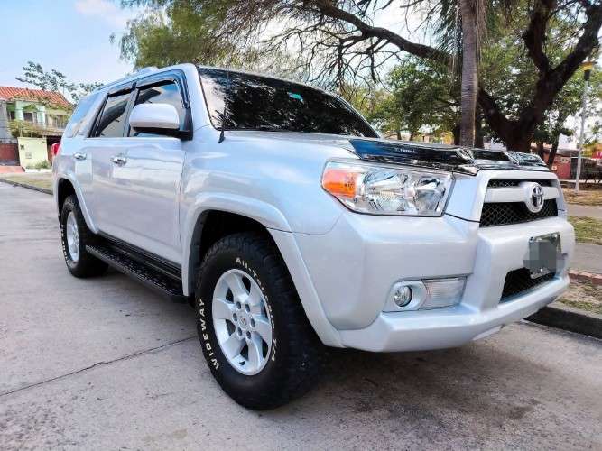 Vendo toyota runner 2013 de toyosa impecable cel 75018362 3 filas de asiento 4x4 radio android cámara de retro pisos bandeja llantas nuevas perfecto estado1113764078