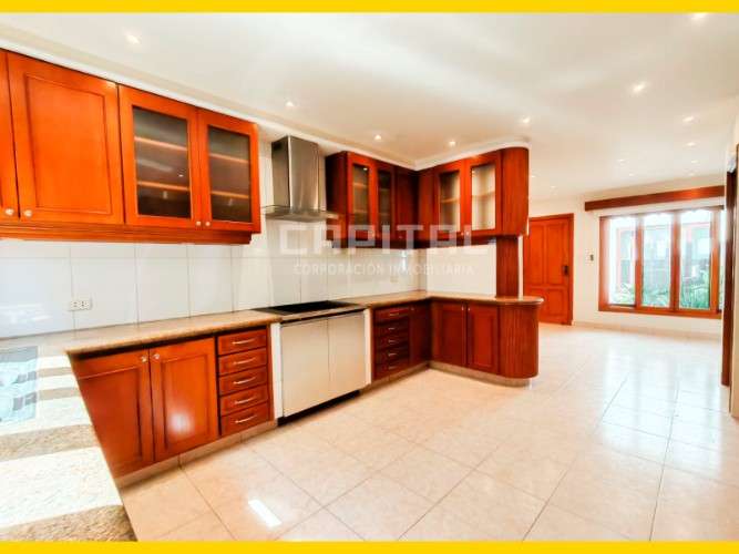 Casa para empresa o negocio en alquiler zona equipetrol724173704