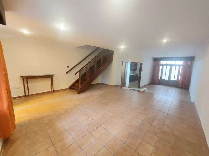  casa en alquiler de 3 dormitorios en condominio523697552
