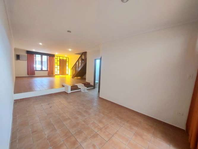  casa en alquiler de 3 dormitorios en condominio523697552