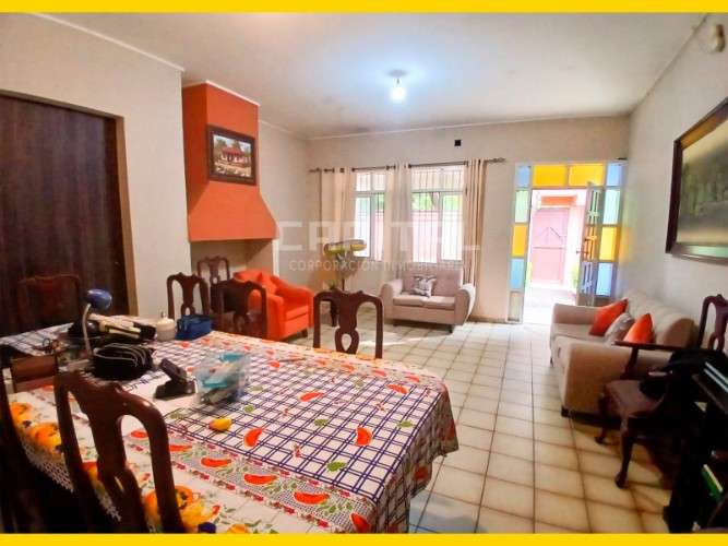 Sobre la av. la barranca entre 3er y 4to anillo. vendo casa a precio de terreno548361367