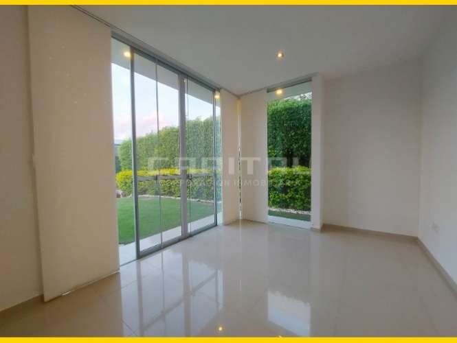 Amplia casa en alquiler en condominio colinas i1684353157