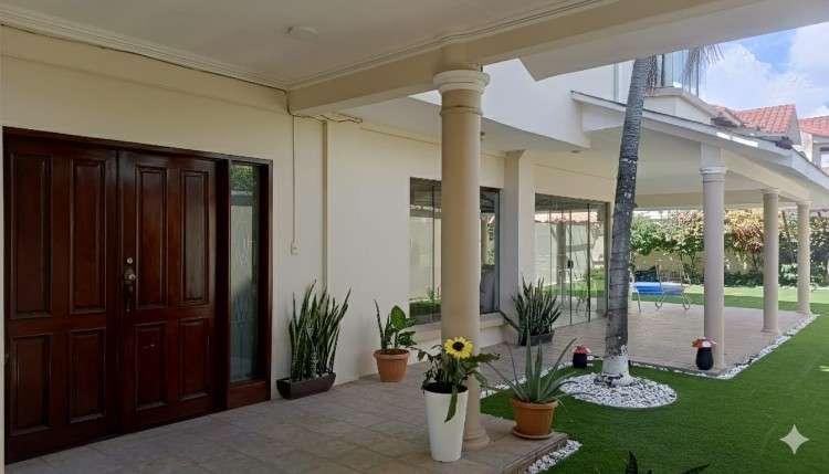 Amplia casa en venta inmediaciones de las palmas1390459242