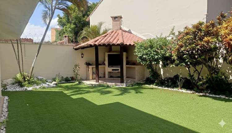 Amplia casa en venta inmediaciones de las palmas1390459242