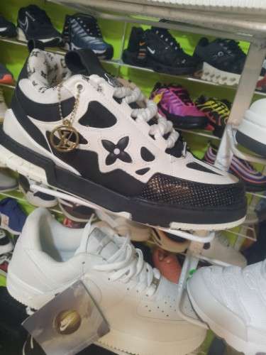 Zapatos brasileros y peruanos962407266