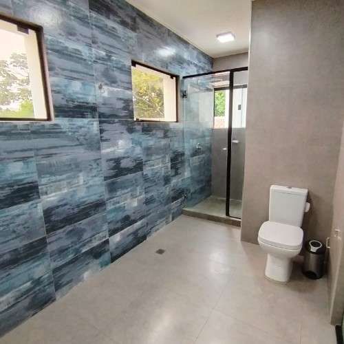 Amplia casa en alquiler amoblada en condominio zona norte433979614