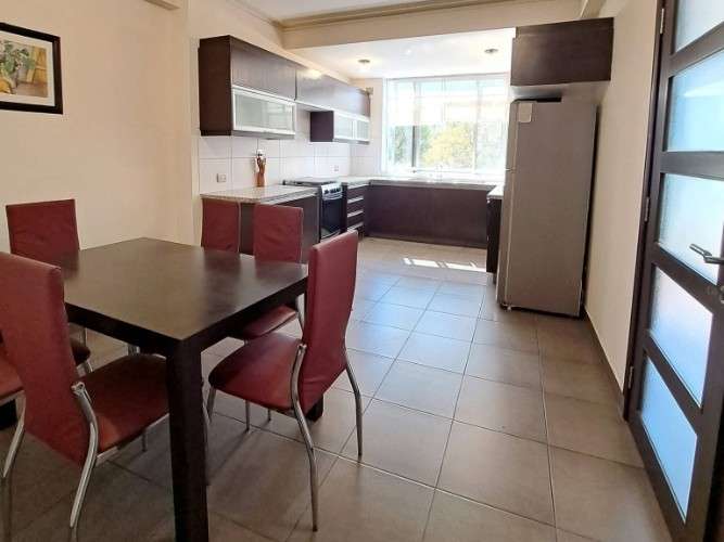 Elegante y amplio departamento amoblado en alquile, parque fidel anze, cochabamba976992591
