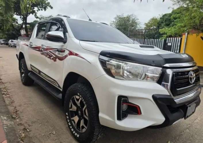 Vendo hermosa camioneta hilux platinium tailandesa año 2018 cel 75018362 caja mecanica 4x4 motor 2.700cc asiento de cuero suspensión especial carpa maritima perfecto estado papeles al día1598361121