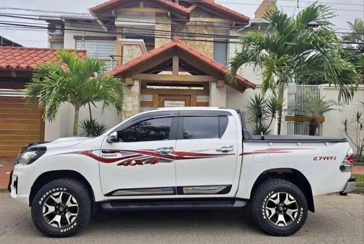 Vendo hermosa camioneta hilux platinium tailandesa año 2018 cel 75018362 caja mecanica 4x4 motor 2.700cc asiento de cuero suspensión especial carpa maritima perfecto estado papeles al día1598361121