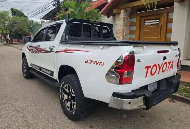 Vendo hermosa camioneta hilux platinium tailandesa año 2018 cel 75018362 caja mecanica 4x4 motor 2.700cc asiento de cuero suspensión especial carpa maritima perfecto estado papeles al día1598361121