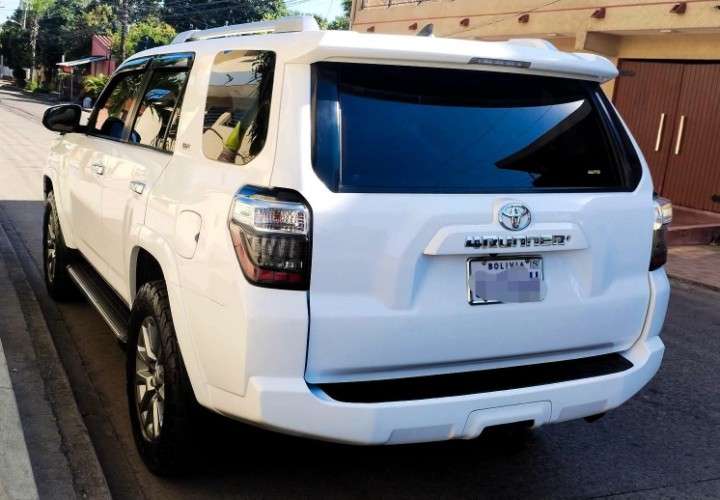 Vendo vagoneta toyota runner 2014 3 filas impecable cel 75018362 2114864697