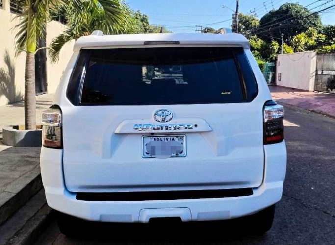 Vendo vagoneta toyota runner 2014 3 filas impecable cel 75018362 2114864697