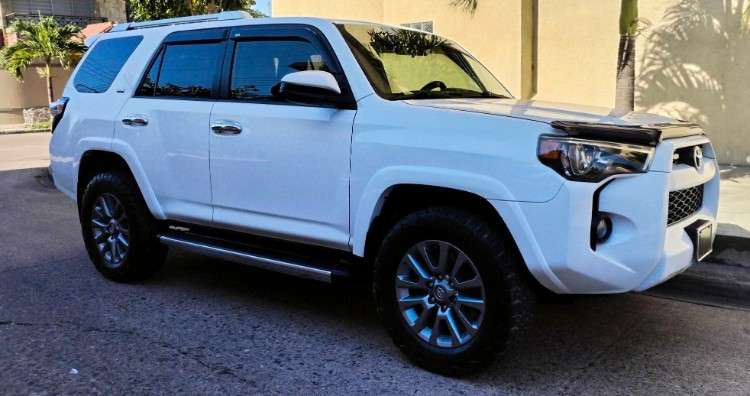 Vendo vagoneta toyota runner 2014 3 filas impecable cel 75018362 2114864697