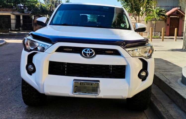 Vendo vagoneta toyota runner 2014 3 filas impecable cel 75018362 2114864697