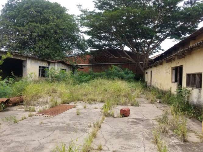 Terreno en venta sobre la avenida banzer1904090065