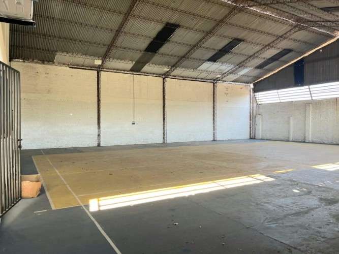  sobre avenida galpón con oficinas en alquiler – zona norte 4to anillo 1222111172