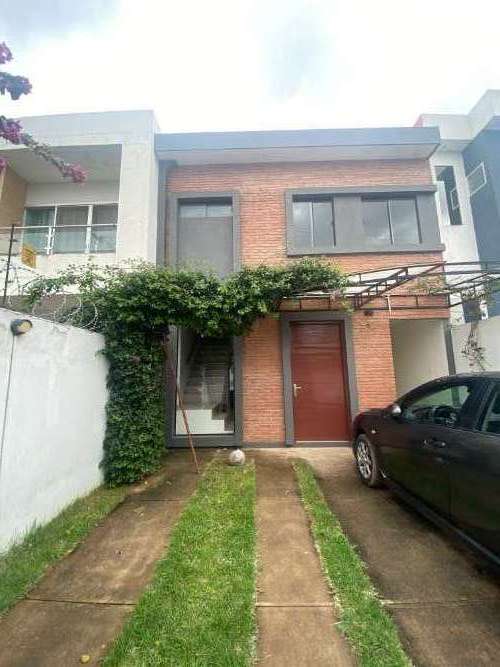 Casa con 2 departamentos independientes al fondo1888354209