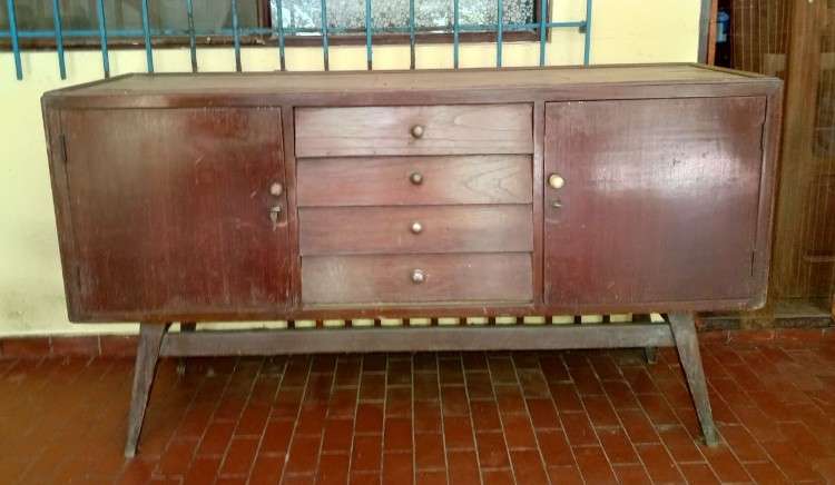 Aparador de madera con cajones y puertas1040167921
