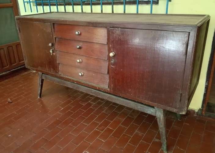 Aparador de madera con cajones y puertas1040167921