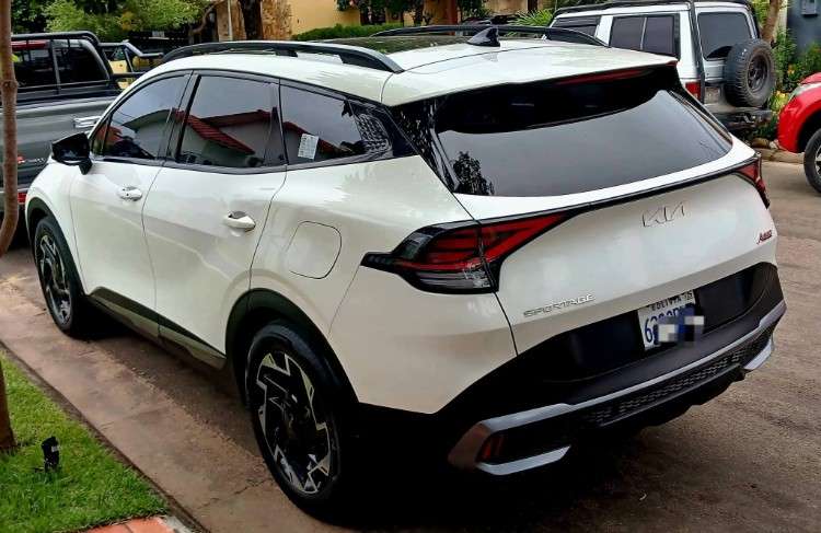 Vendo o permuto kia sportage 2023 version full gt-line  cel 75018362 *importado por autosud *motor 2000cc *recorrido 22000 km *caja automatica secuencial con paddle shifters *tracciòn 4x4 *asientos de cuero electrónicos *radio con pantalla (android auto y1278565950